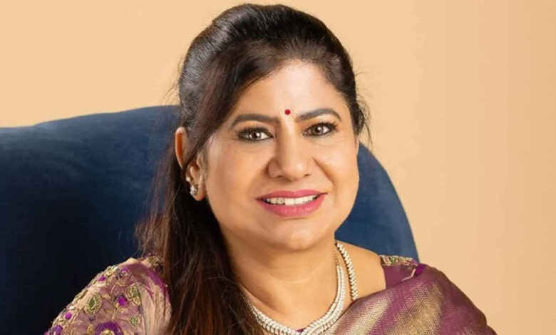 थलापति-विजय-से-9-गुना-ज्यादा-अमीर-निकलीं-तमिलनाडु-की-यह-विधायक,-लॉटरी-किंग-की-पत्नी-होने-से-चर्चा-में