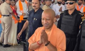 बस्तर-पहुंचे-cm-योगी,-मुख्यमंत्री-साय-ने-किया-गर्मजोशी-से-स्वागत
