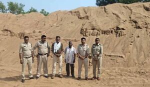 गोबरानवापारा-में-रेत-के-अवैध-उत्खनन-भण्डारण-पर-खनिज-विभाग-की-बड़ी-कार्रवाई,-2-पोकलेन-जब्त-सील