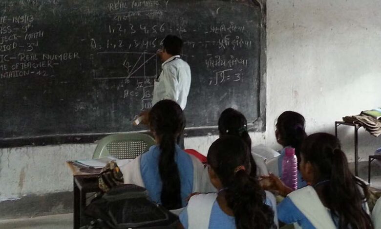 MP में स्कूल टीचर्स की भर्ती पर बड़ा फैसला, ग्वालियर हाईकोर्ट ने अंग्रेजी अनिवार्यता पर सुनाया अहम आदेश