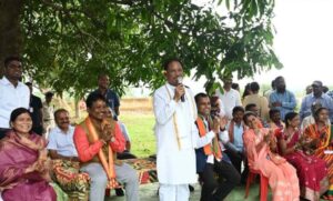 तेंदूपत्ता-संग्राहकों-के-बीच-पहुंचे-मुख्यमंत्री,-महुआ-पेड़-के-नीचे-लगाई-चौपाल