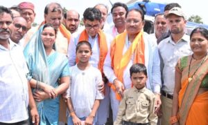 चिरायु-योजना-से-मिली-नई-जिंदगी:-समीरा-और-नितिन-ने-मुख्यमंत्री-को-थैंक-यू-कार्ड-देकर-जताया-आभार