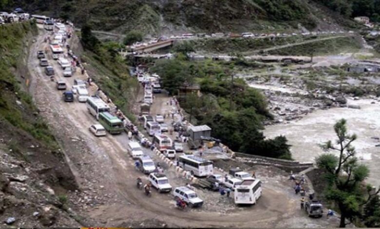 जोशीमठ में 7 किमी लंबा जाम, गर्मी और छुट्टियों में वाहनों का भारी दबाव