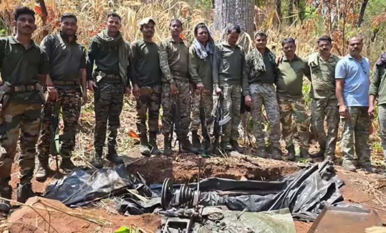 गढ़चिरौली-में-माओवादियों-की-गुप्त-हथियार-फैक्ट्री-का-भंडाफोड़,-जंगल-में-जमीन-के-नीचे-छिपा-था-जखीरा