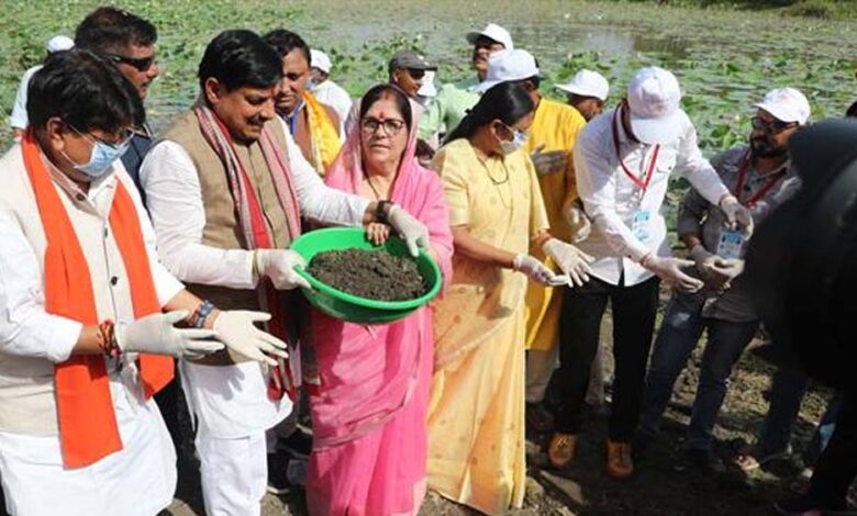 मुख्यमंत्री-डॉ.-यादव-ने-गंगा-दशहरा-पर-देवी-सागर-तालाब-में-किया-श्रमदान