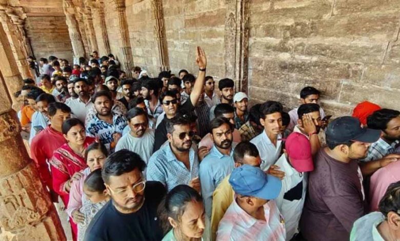 हाई-कोर्ट-के-फैसले-के-बाद-भोजशाला-में-उमड़ा-आस्था-का-सैलाब,-11-दिन-में-पहुंचे-2-लाख-श्रद्धालु