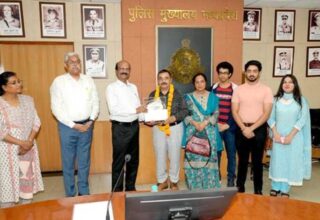 पुलिस-मुख्यालय-परिवार-द्वारा-4-सेवानिवृत्त़-कर्मचारियों-को-दी-गई-भावभीनी-विदाई