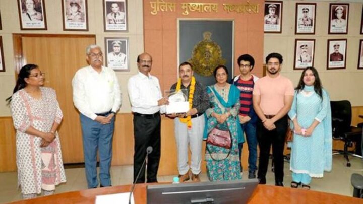 पुलिस-मुख्यालय-परिवार-द्वारा-4-सेवानिवृत्त़-कर्मचारियों-को-दी-गई-भावभीनी-विदाई