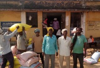 किसान-चोवाराम-एवं-बेनीराम-ने-खाद,-बीज-के-वितरण-की-व्यवस्था-की-सराहना-की