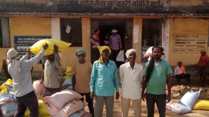किसान-चोवाराम-एवं-बेनीराम-ने-खाद,-बीज-के-वितरण-की-व्यवस्था-की-सराहना-की
