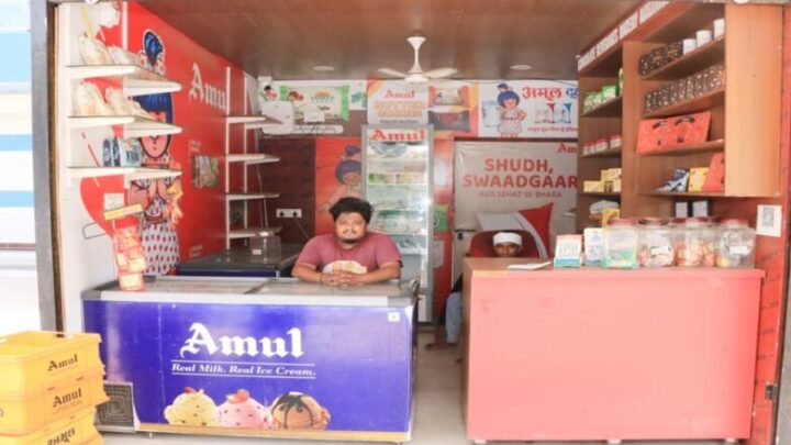 भगवान-बिरसा-मुण्डा-योजना-से-बदली-झाबुआ-के-अर्पित-की-जिंदगी,-अमूल-पार्लर-खोल-बने-आत्मनिर्भर