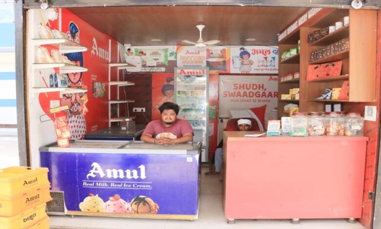 भगवान-बिरसा-मुण्डा-योजना-से-बदली-झाबुआ-के-अर्पित-की-जिंदगी,-अमूल-पार्लर-खोल-बने-आत्मनिर्भर