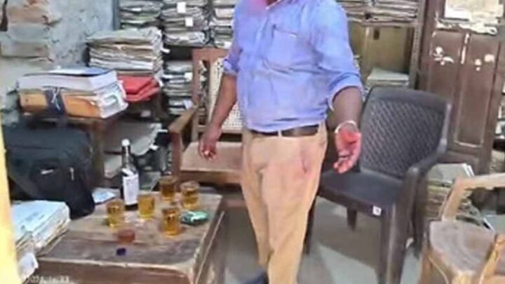 सरकारी-दफ्तर-बना-शराबखाना!-शाम-होते-ही-कर्मचारियों-की-शराब-पार्टी-का-वीडियो-वायरल