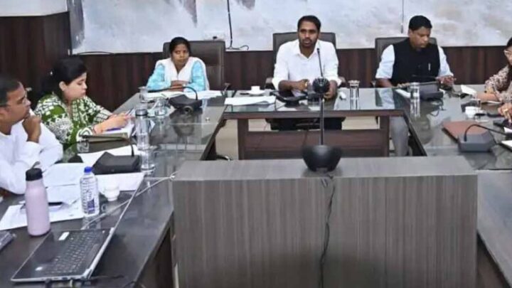 धमतरी-:-खरीफ-सीजन-में-किसानों-को-समय-पर-उर्वरक-उपलब्ध-कराने-प्रशासन-सजग