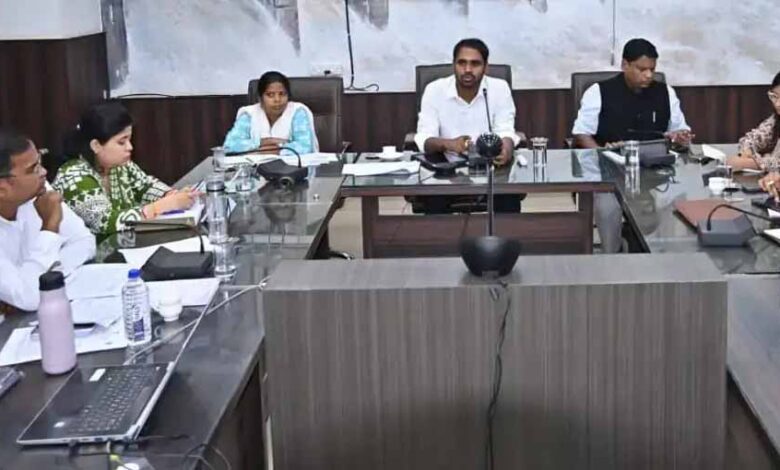 धमतरी-:-खरीफ-सीजन-में-किसानों-को-समय-पर-उर्वरक-उपलब्ध-कराने-प्रशासन-सजग