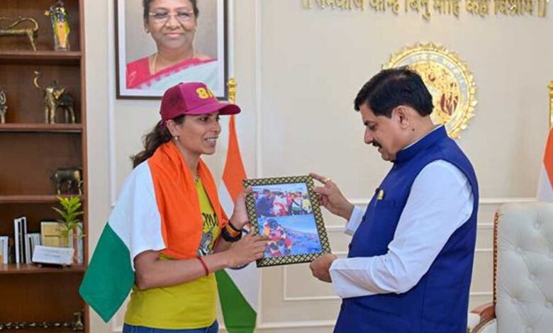 मुख्यमंत्री-डॉ.-यादव-से-मिलीं-पर्वतारोही-अंजना-यादव