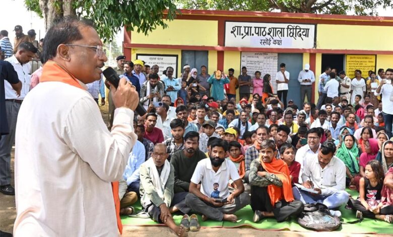 आम-की-छांव-में-मुख्यमंत्री-की-चौपाल:-खाट-पर-बैठे,-ग्रामीणों-की-सुनी-बात,-मौके-पर-दिए-समाधान