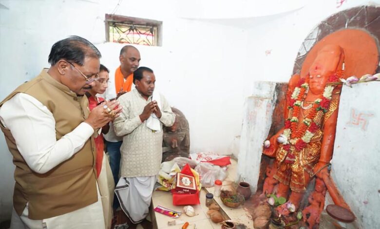 मुख्यमंत्री-विष्णुदेव-साय-ने-ऐतिहासिक-चतुर्भुज-विष्णु-मंदिर-में-की-पूजा-अर्चना,-प्रदेश-की-सुख-समृद्धि-की-कामना