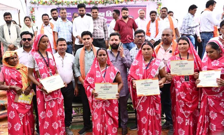 सुशासन-का-लक्ष्य-जनता-के-काम-समय-पर-पूरा-करना,-विभागीय-योजनाओं-से-आर्थिक-रूप-से-सशक्त-बनें-ग्रामीणरू-राजस्व-मंत्री-टंक-राम-वर्मा