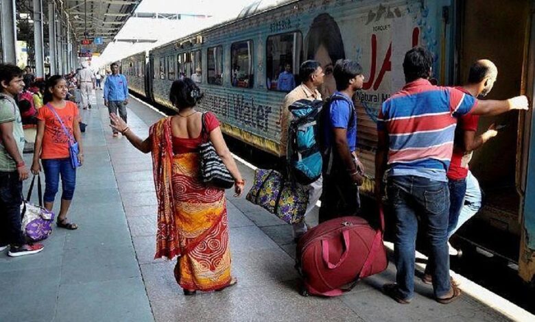वेटिंग-टिकट-यात्रियों-के-लिए-खुशखबरी!-अब-चलती-ट्रेन-में-भी-बुक-कर-सकेंगे-कन्फर्म-सीट
