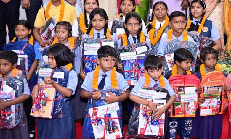 नए-शैक्षणिक-सत्र-की-शुरुआत-पर-स्कूलों-में-उत्साह,-विद्यार्थियों-का-तिलक-लगाकर-स्वागत