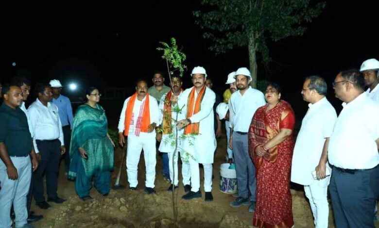 निर्माणाधीन-मेडिकल-कॉलेज-पहुंचे-स्वास्थ्य-मंत्री-जायसवाल,-गुणवत्ता-और-तय-समय-में-काम-पूरा-करने-के-दिए-निर्देश