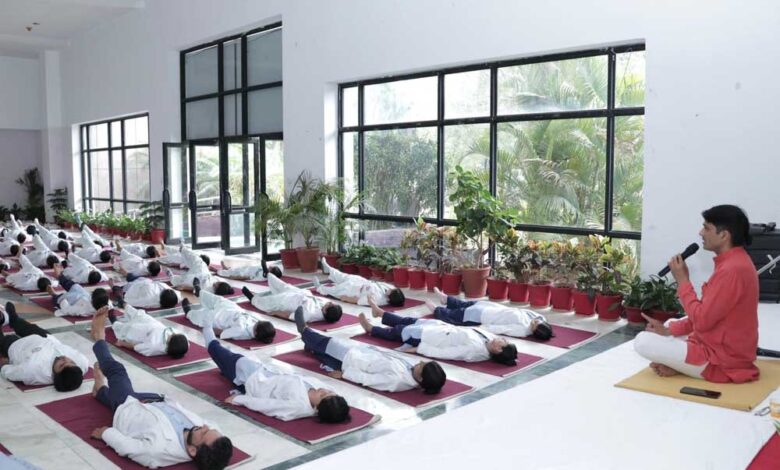 बीएमएचआरसी-में-योग-सप्ताह-के-तीसरे-दिन-मरीजों-और-विद्यार्थियों-के-लिए-योग-सत्र-आयोजित