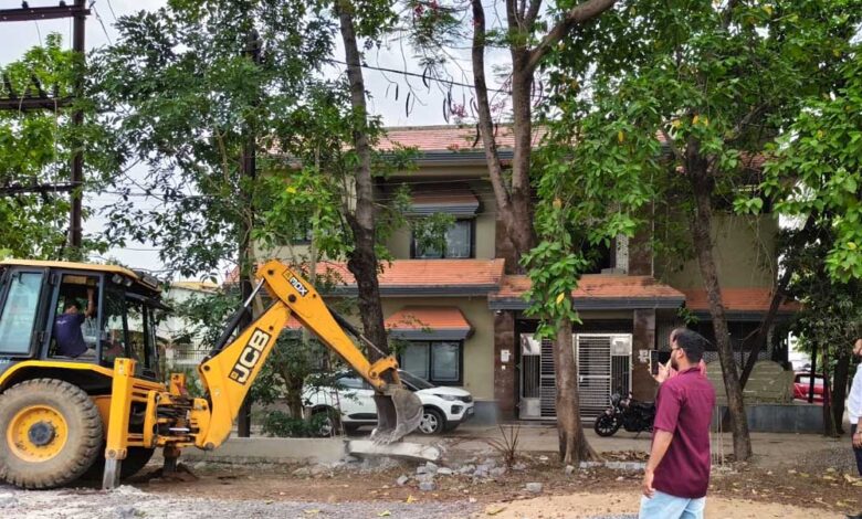 सेजबहार-फेस-1-कॉलोनी-की-भूमि-से-अतिक्रमण-हटाया,-अवैध-सड़क-निर्माण-पर-मंडल-की-कार्रवाई