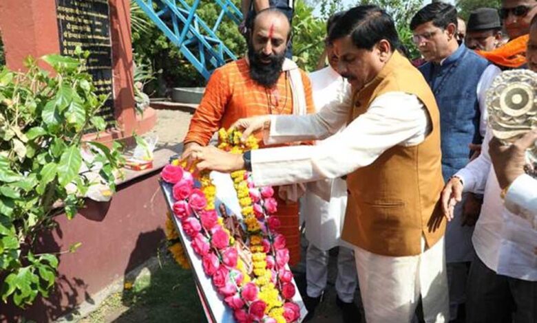 मुख्यमंत्री-ने-वीरांगना-रानी-लक्ष्मीबाई-के-बलिदान-दिवस-पर-इंदौर-में-किया-माल्यार्पण