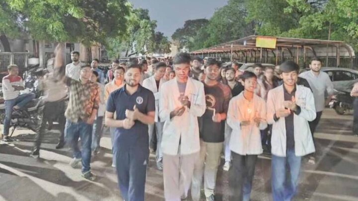 रायपुर-में-डॉक्टरों-का-कैंडल-मार्च,-स्टाइपेंड-बढ़ाने-और-आउटसोर्सिंग-के-विरोध-में-प्रदर्शन