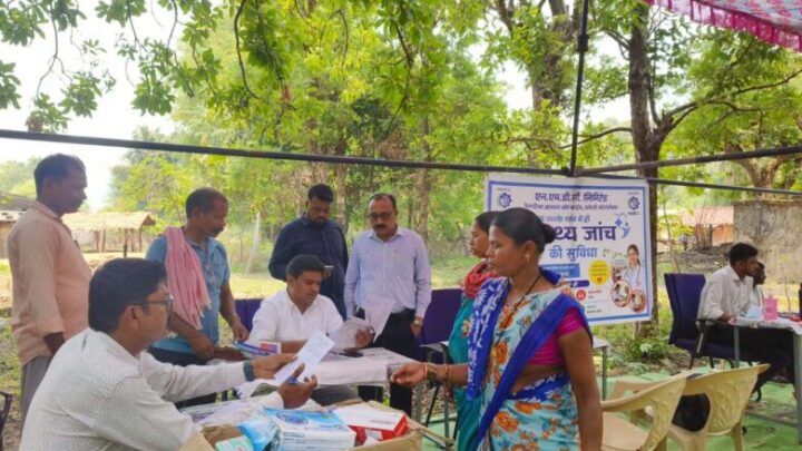 एनएमडीसी-की-csr-पहल:-दंतेवाड़ा-के-10-गांवों-में-निःशुल्क-स्वास्थ्य-शिविर-से-सैकड़ों-ग्रामीण-लाभान्वित