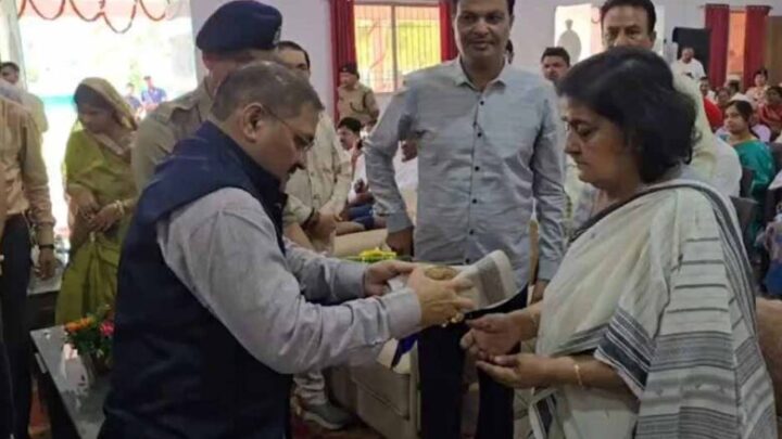 राजनांदगांव-में-शहादत-दिवस-पर-तत्कालीन-sp-विनोद-कुमार-चौबे-समेत-29-वीर-जवानों-को-श्रद्धांजलि