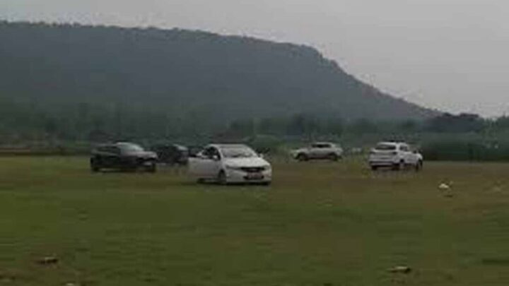 सूरजपुर-के-पर्यटन-स्थल-पर-कार-से-खतरनाक-स्टंट,-युवकों-का-वीडियो-चर्चा-में